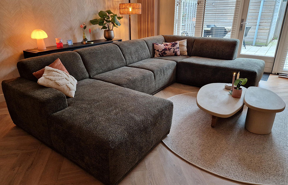 bank-izzy-in-het-midden-van-de-woonkamer-jaxxchoice