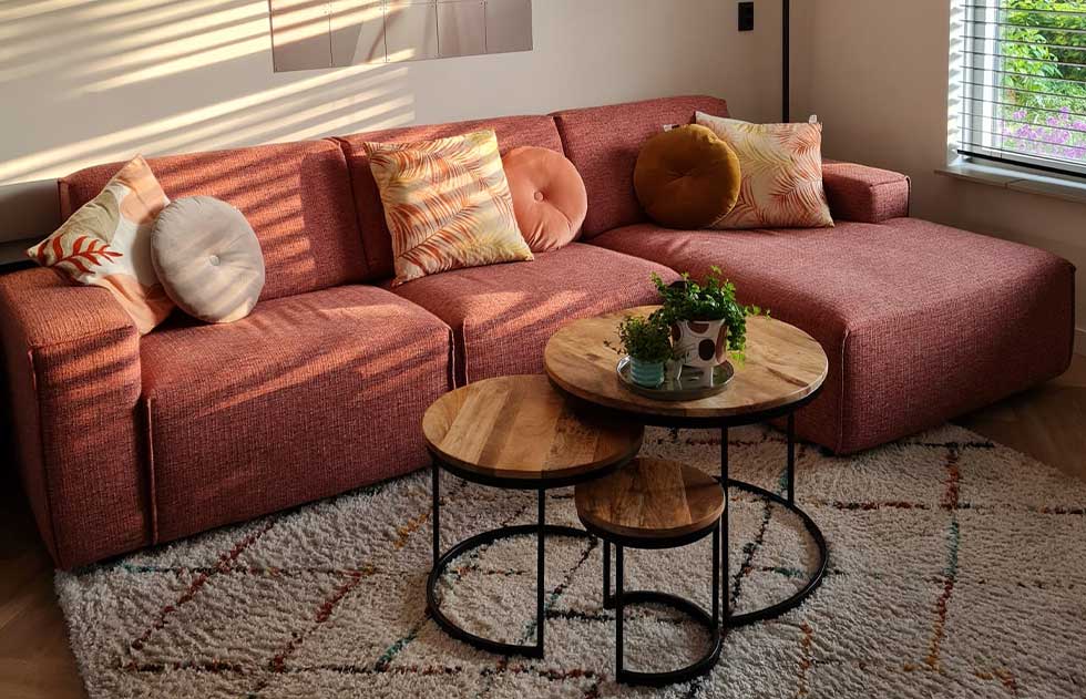 bank-kess-roze-najaarstrends-weelderige-prints-woonkamerinspiratie