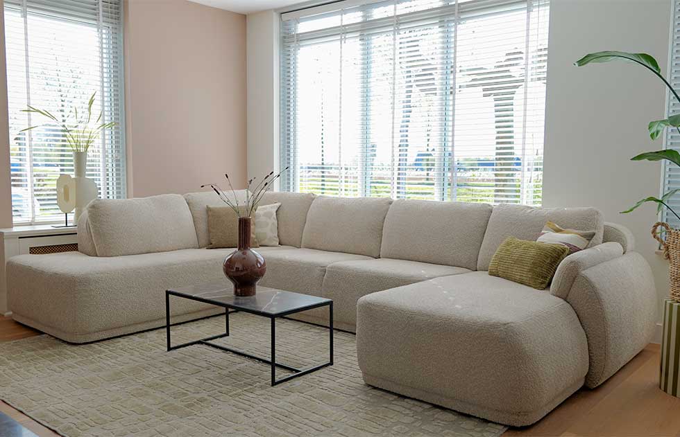 japandi-woonstijl-beige-bank-lavi