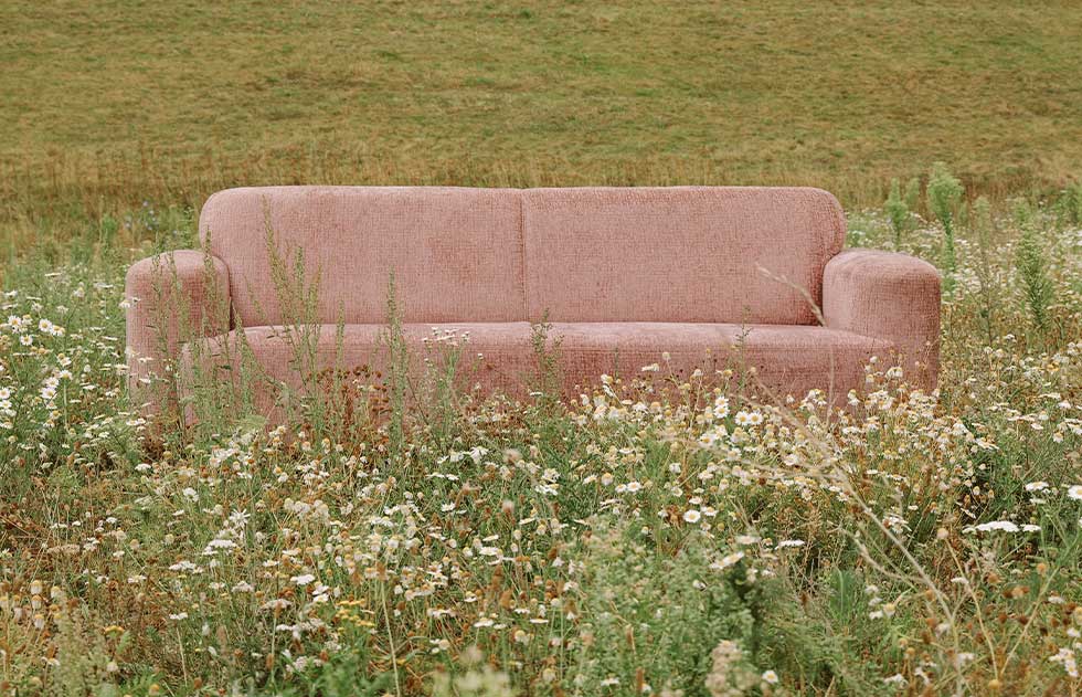 roze-bank-loren-eropuit