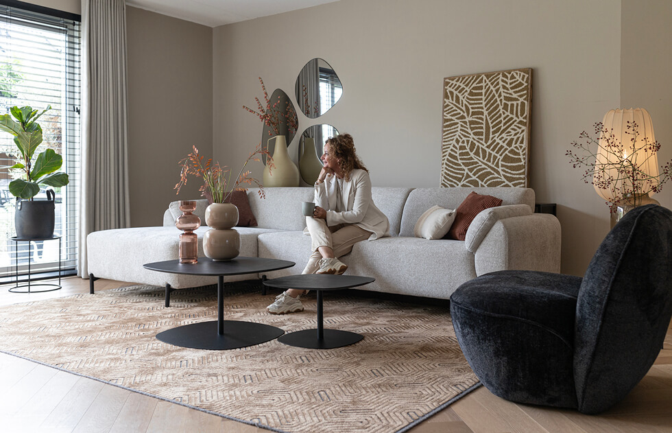 Bank op pootjes Fenn in beige van JaxxChoice